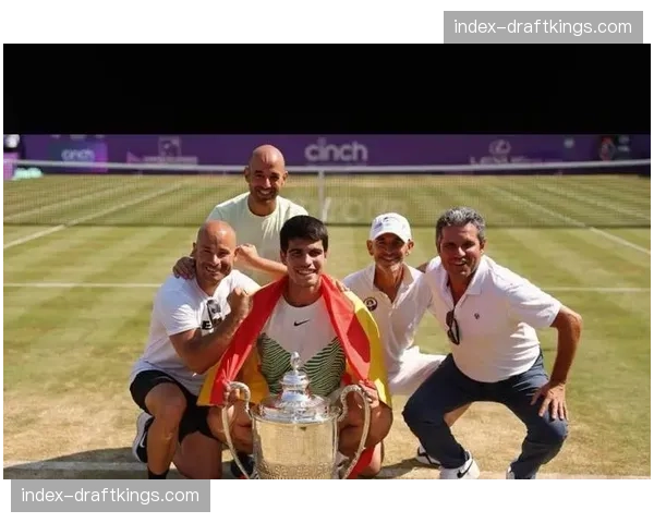 阿尔卡拉斯与教练团队前往泥地场地，开始红土适应性训练